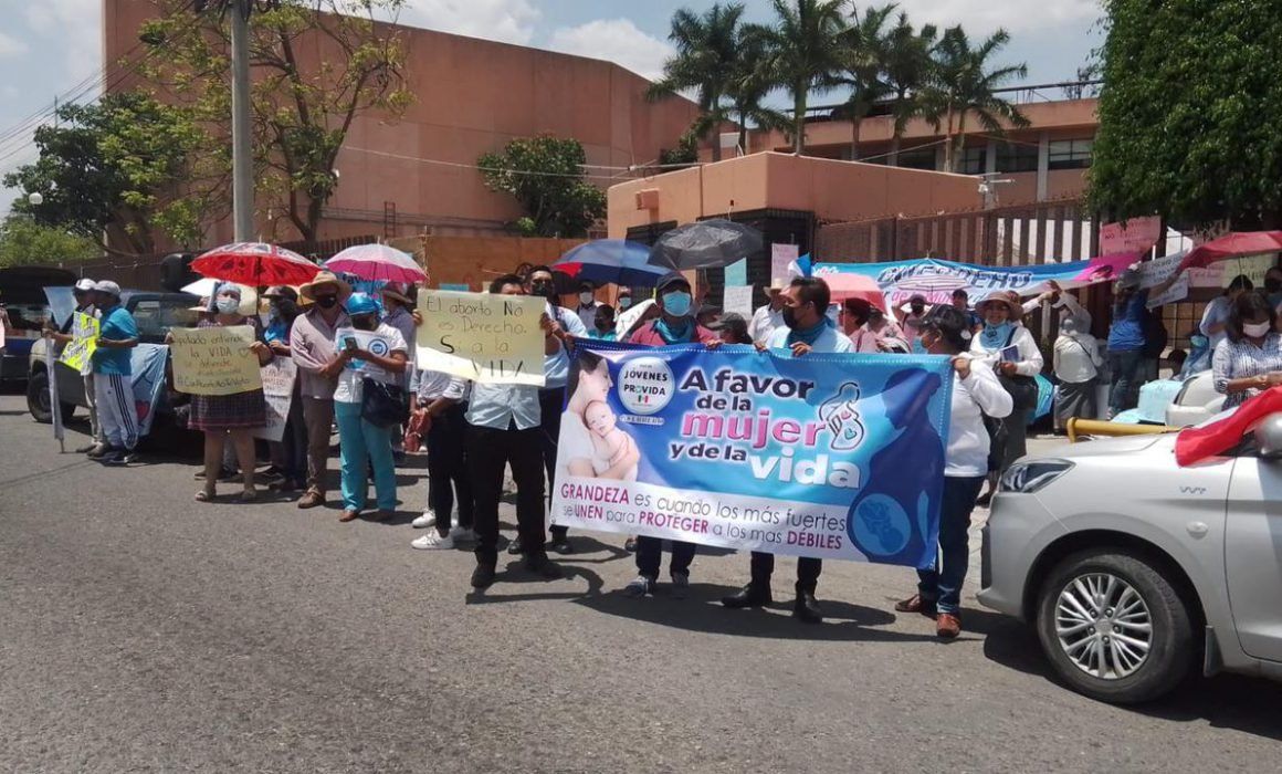 Llegan más provida y toman los accesos del Congreso de Guerrero