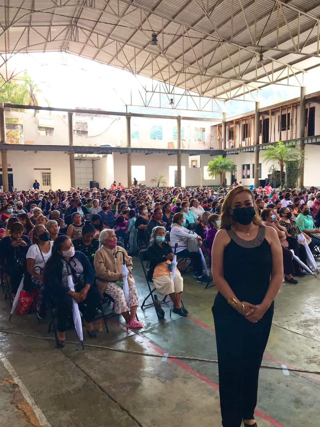 Presidenta del DIF municipal de Nogales Felicita y reparte regalos a las mamás 
