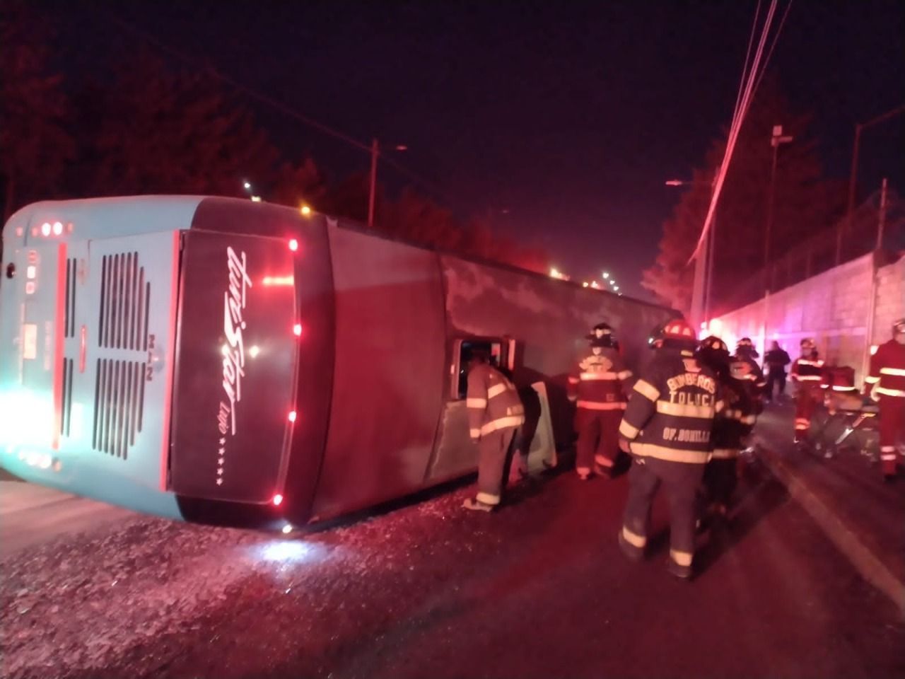 Volcadura de autobús ocasionó  dos defunciones y 19 lesionados en Toluca