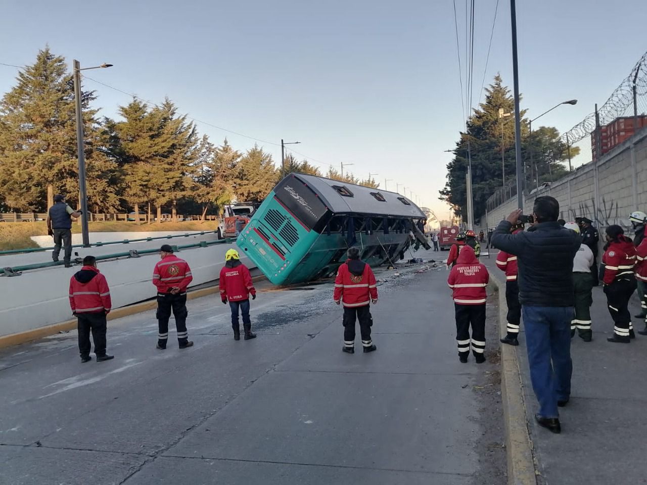 #Volcadura de autobús en Toluca deja dos mujeres fallecidas y 19 lesionados.