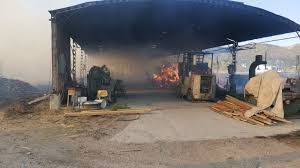 Bomberos laboran más de ocho horas para sofocar incendio en aserradero de Texcoco 
