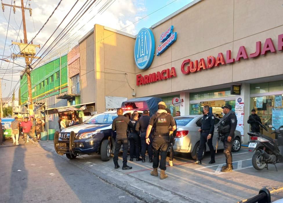 La #pronta intervención de policías de #La Paz, logran frustrar asalto a #farmacia Guadalajara: hay tres #detenidos  