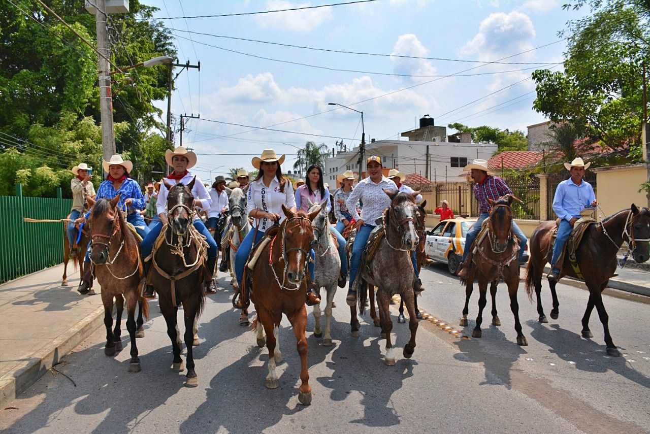 Participa Carolina Viggiano en cabalgata de la victoria por calles de Huejutla