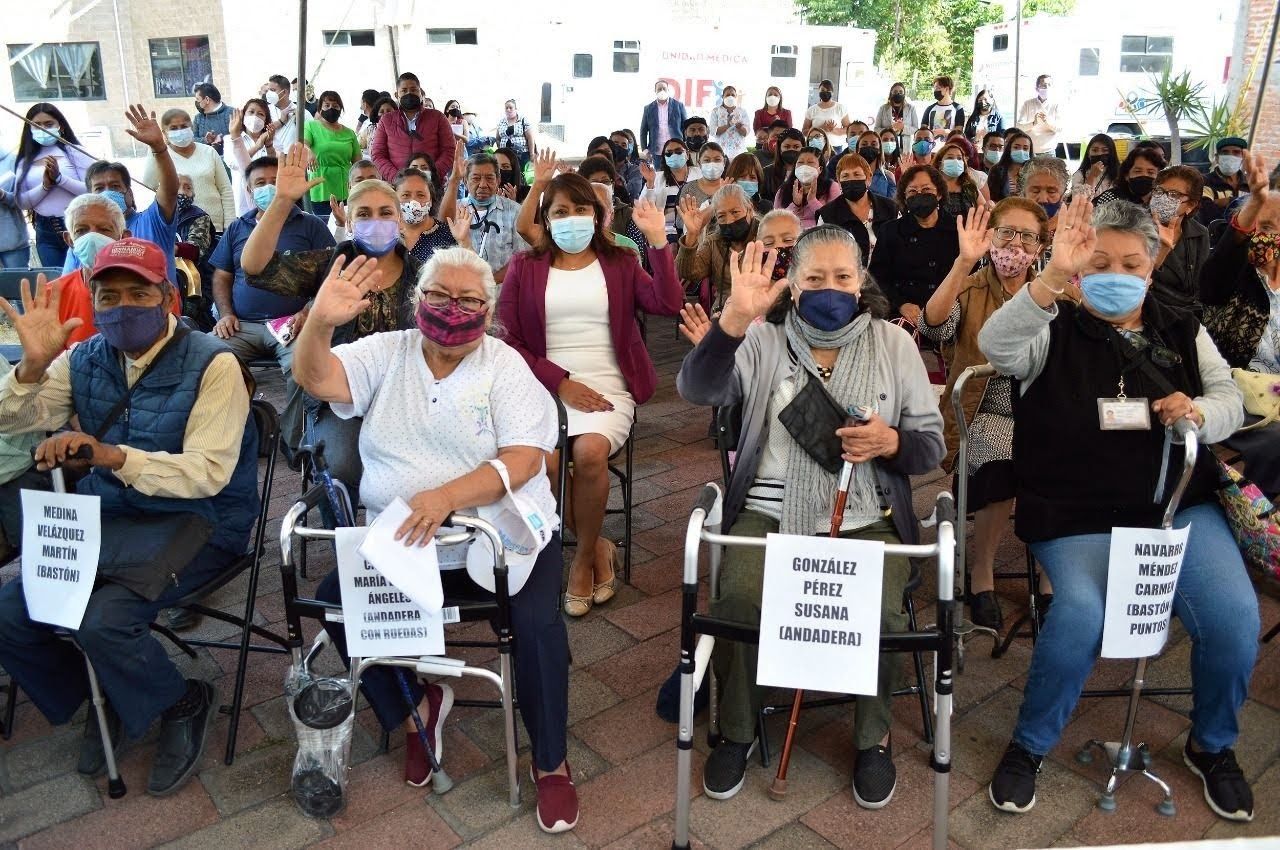 La alcaldesa #Xochitl Flores Jiménez entregó a #adultos mayores aparatos #funcionales: como sillas de #ruedas, andaderas y bastones 