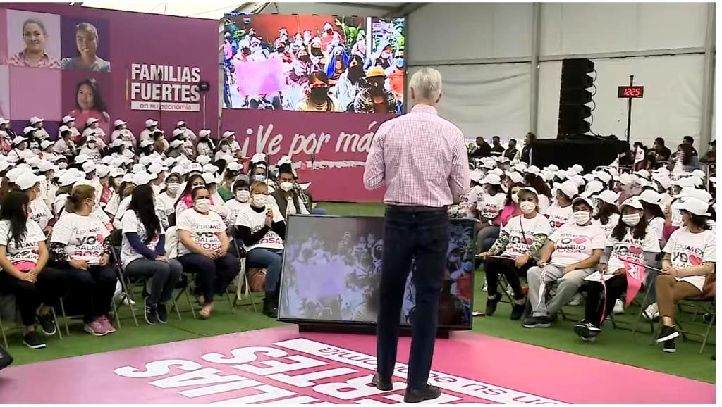 El Gobernador Alfredo del Mazo entrega tarjetas del Salario Rosa en Tultitlán
