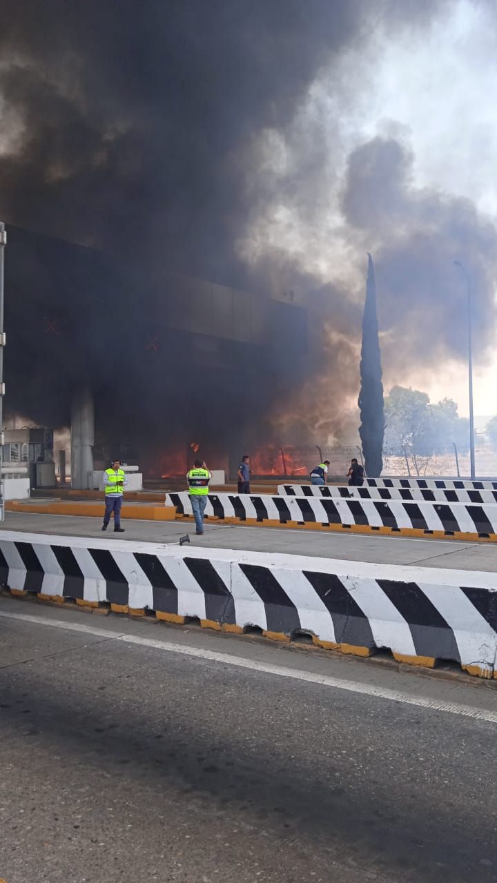#Quema de pastizal alcanza caseta de cobro de autopista México - Puebla: SSC
