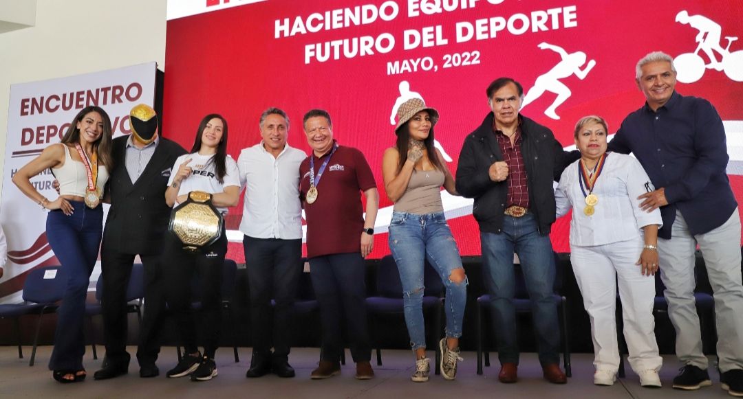 Figuras del deporte nacional acompañan a Julio Menchaca durante encuentro en Pachuca
