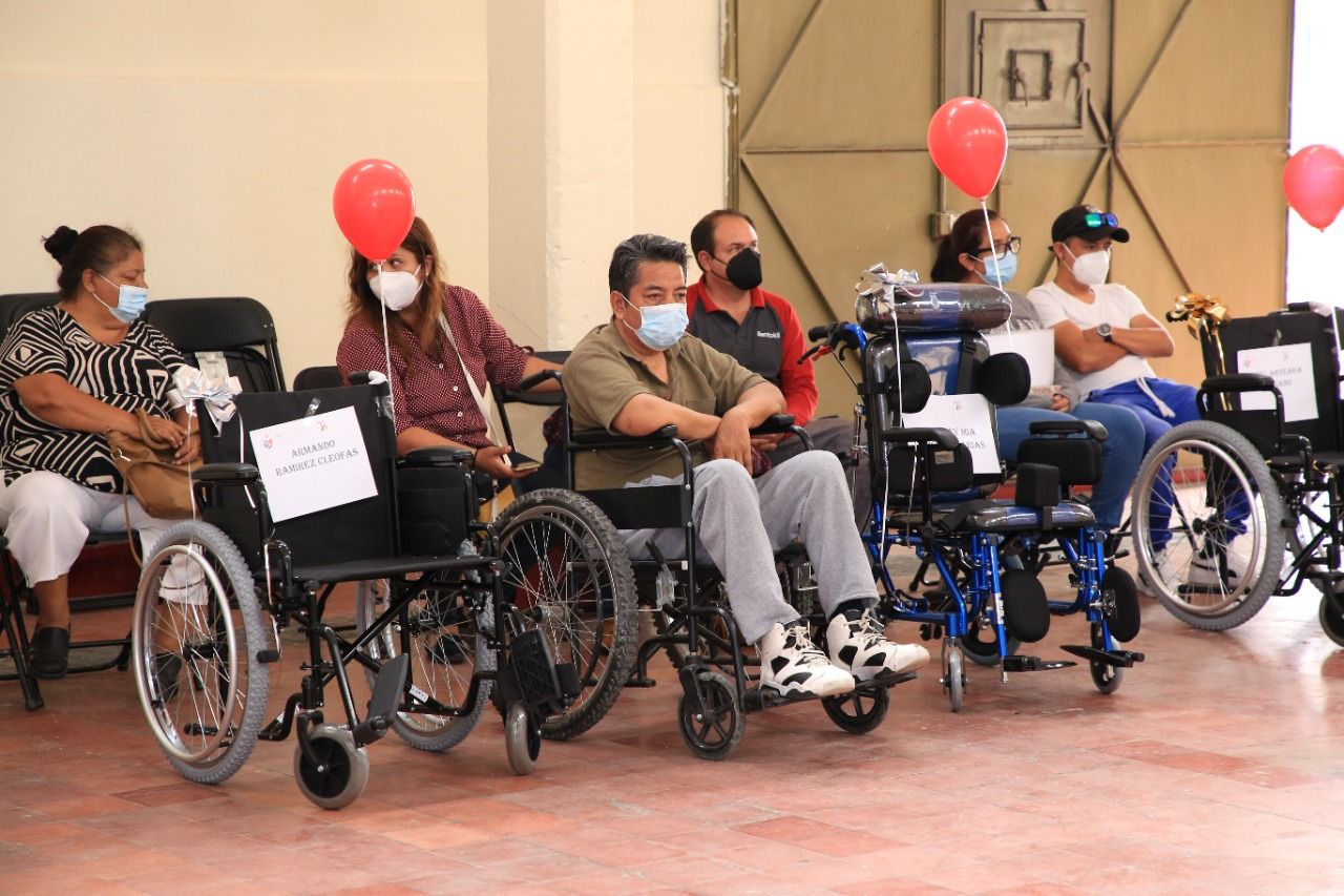 Entrega DIF de Río Blanco sillas de ruedas a personas vulnerables