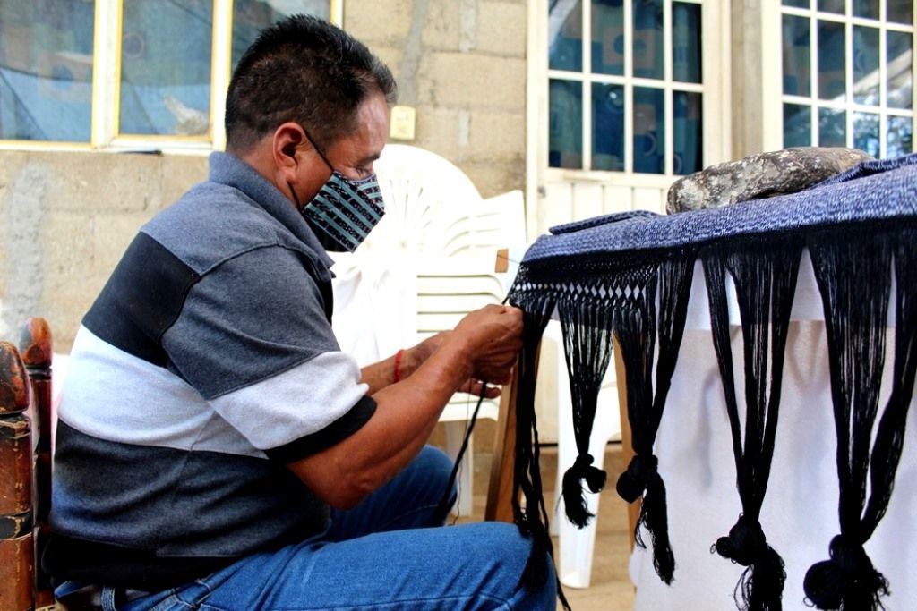 Los artesanos mexiquenses trabajan la técnica de empuntando en reboso