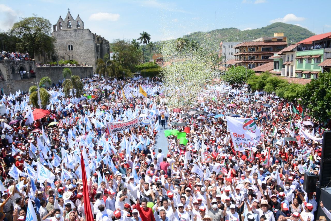 Ante más de 10 mil huastecos y serranos, Carolina Viggiano cerró campaña en Huejutla