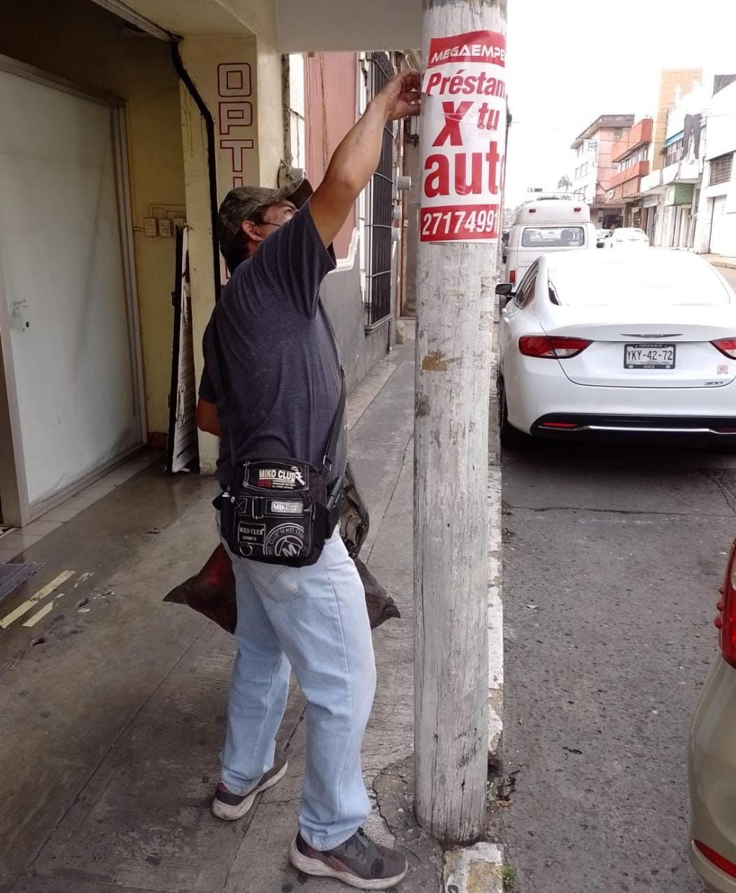 Retiran inspectores de Comercio publicidad de postes en el Centro Histórico