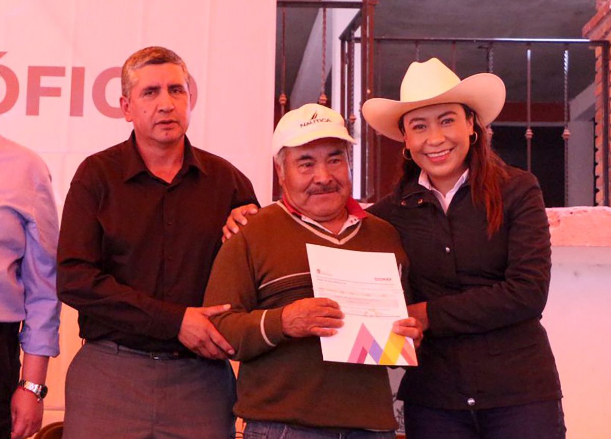 Entrega GEM apoyos del fideicomiso de seguros agrícolas catastróficos en Jiquipilco 