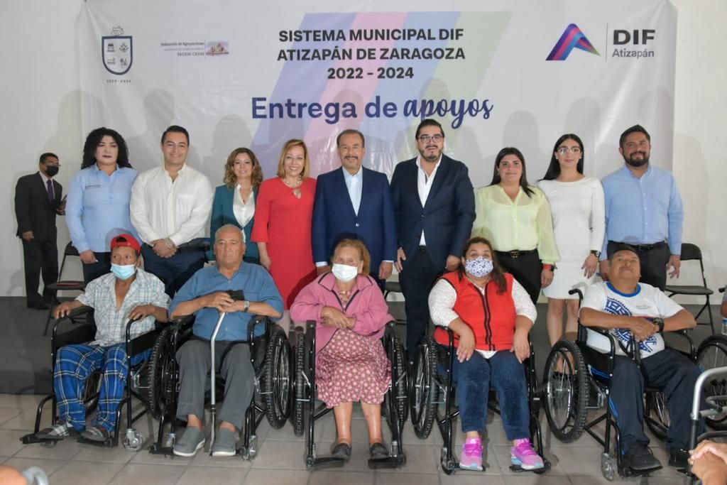 Municipio atizapense realizo entrega de sillas de ruedas y bastones para personas con discapacidad