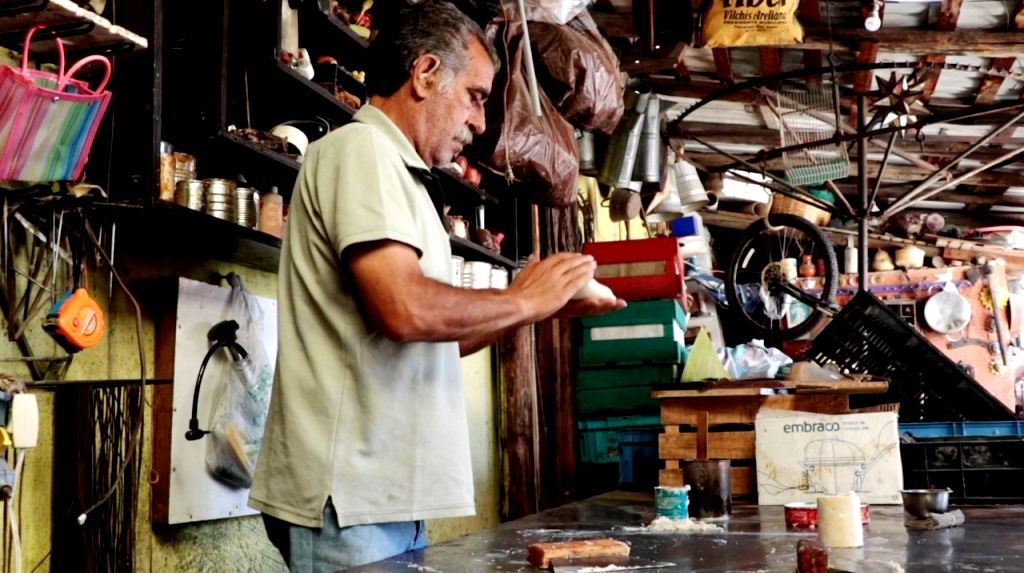 Destaca ingenio y destreza mexiquense al elaborar artesanías de cera