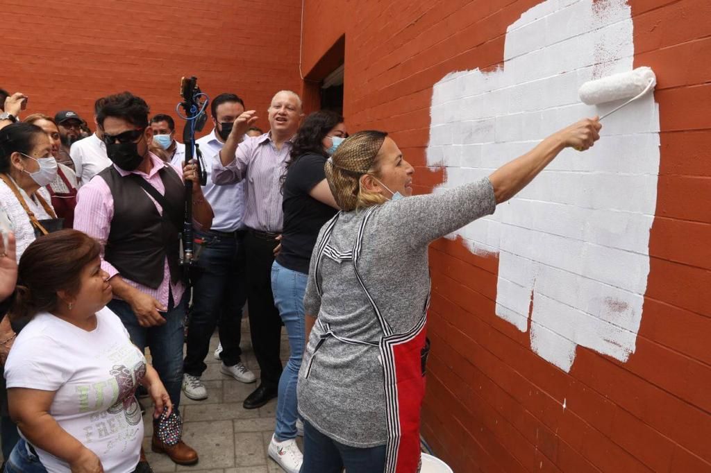 #La alcaldesa Sandra Cuevas y locatarios del  Mercado Juárez dan el brochazo del nuevo mural