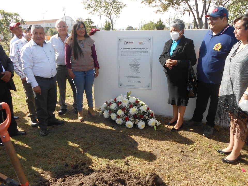 Develan Memorial de periodistas fallecidos ante comunicadores texcocanos 
