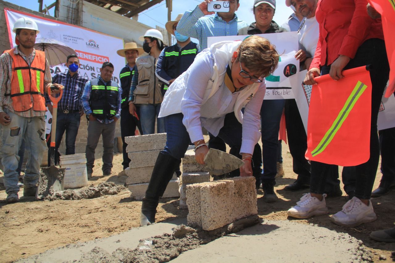 Cristina Gonzalez, Presidenta de La Paz, Inicia la Construcción de Casa de la Salud en Lomas de San Sebastián.