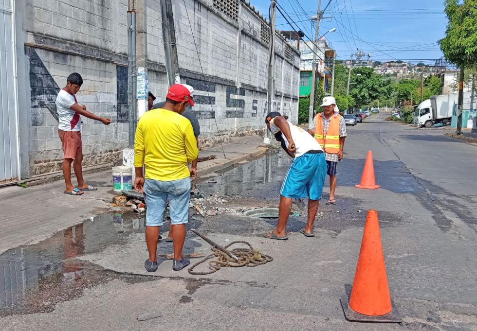 Atiende brigada especial reportes de fugas y drenaje sanitario en la colonia La Fábrica
