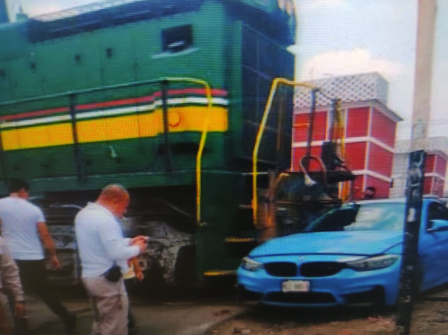 #Automovilista quiso ganarle el paso al tren casi le cuesta la vida en Neza