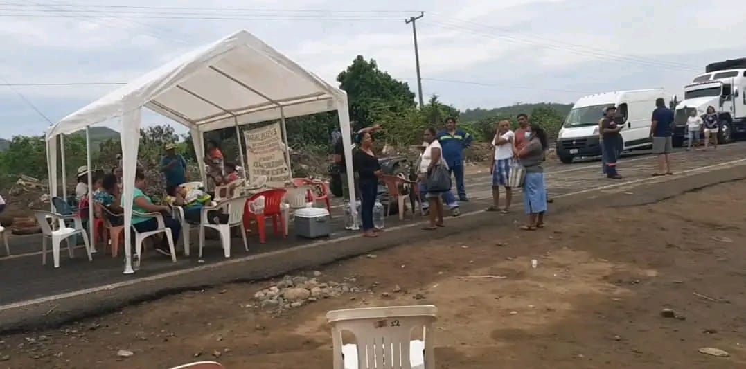Cumple dos días bloqueo en la Acapulco-Zihuatanejo, en Papanoa