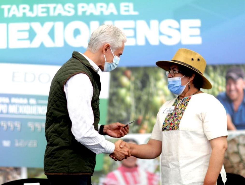 Alfredo del Mazo entrega las primeras 5 mil tarjetas de esta temporada para el campo mexiquense: Serán 50 mil para campesinos de todo el Estado de México