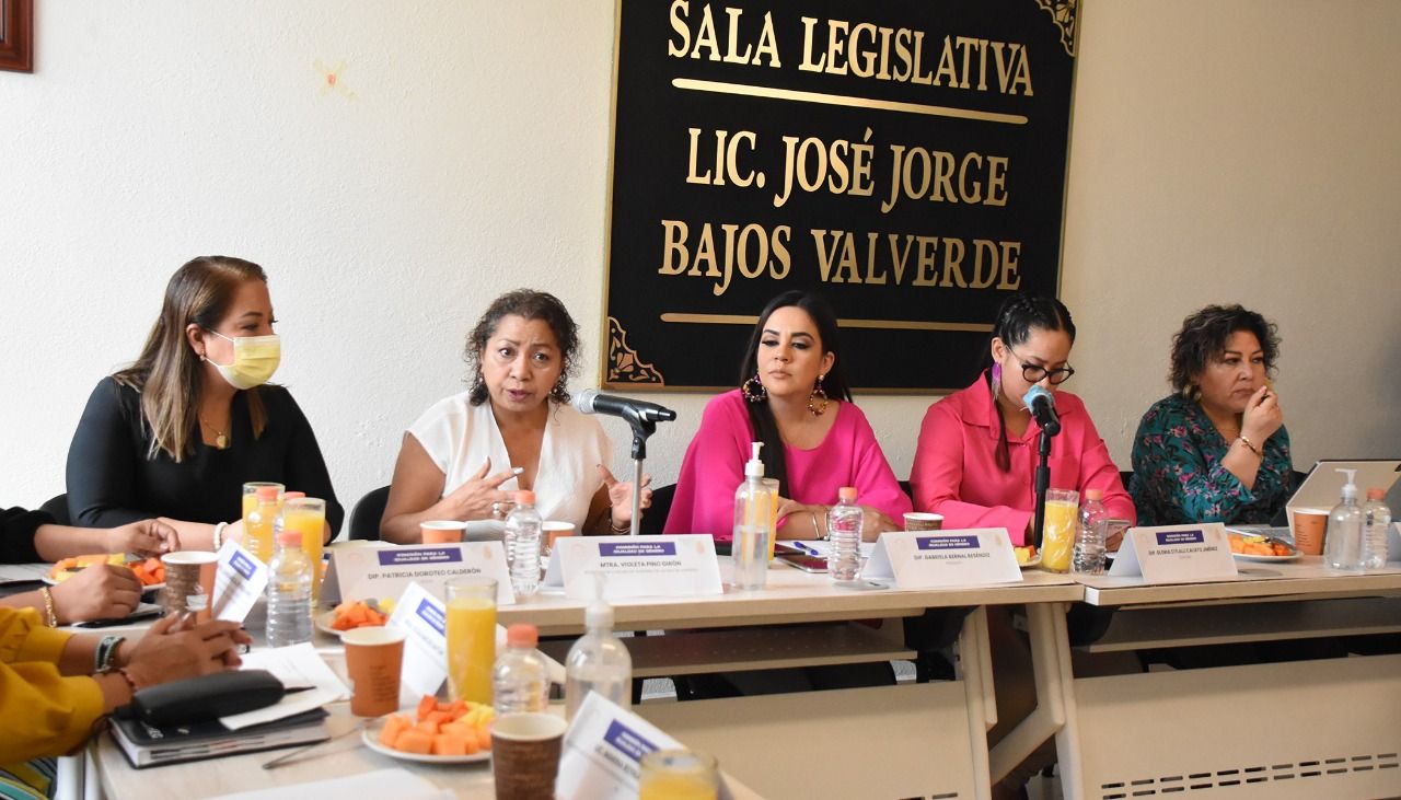 Asiste la secretaria de la Mujer, Violeta Pino a la tercera sesión de la Comisión de Reformas Legislativas y Políticas Públicas
