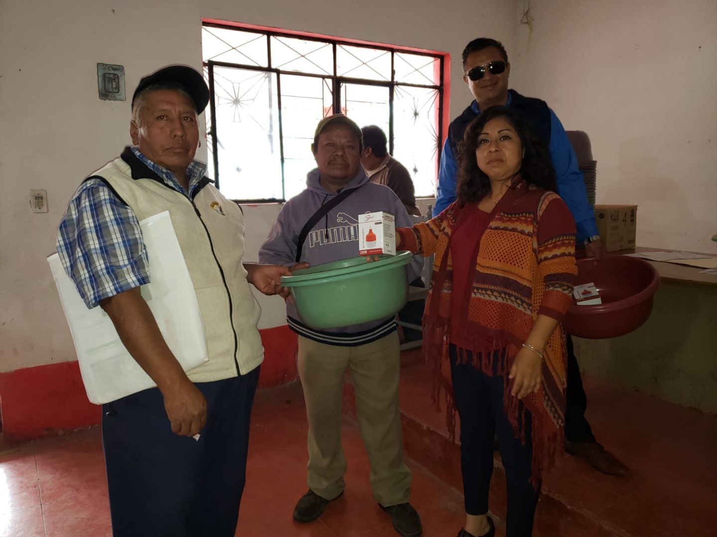 Nogales Veracruz, otorga a productores, material para combatir a la ’Gallina ciega’