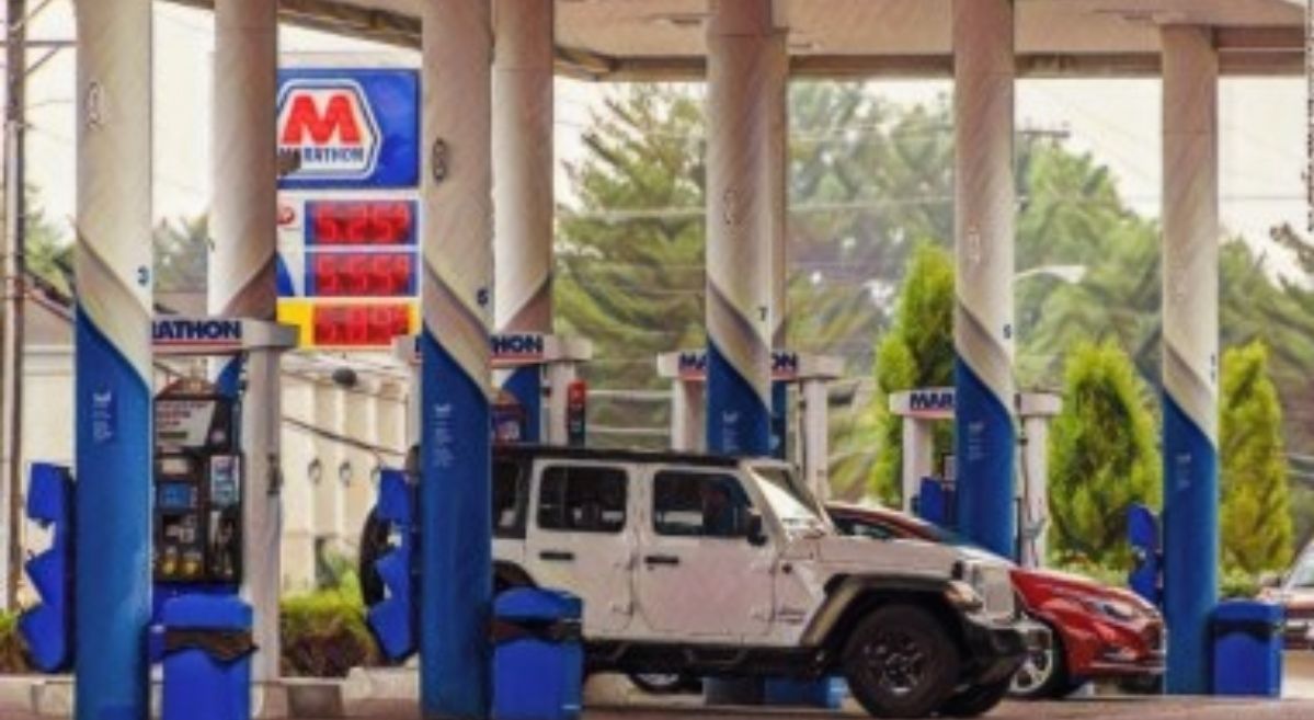En México, aún hay gasolinerías con precios de 2018; en USA, se vende a máximo histórico