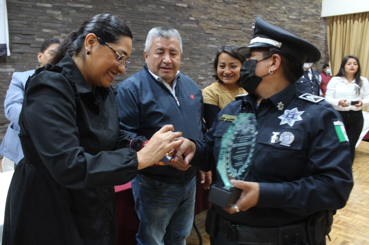 Texcoco Reconoce a Ocho Policías Municipales por Trayectoria de 25 años 

