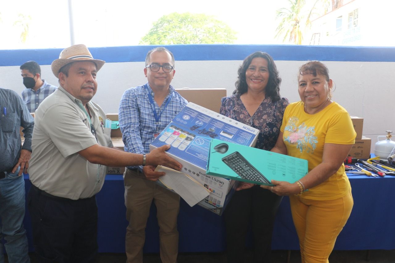 Entrega Abelina López equipamiento y uniformes a trabajadores de la planta potabilizadora El Cayaco 