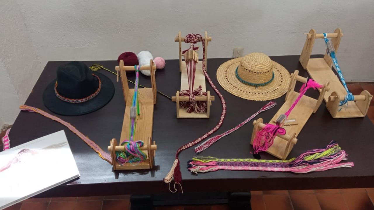 Tejen coloridos diseños en telar de mesa durante taller 
en el Centro Regional de Cultura de Tenancingo.