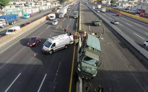 Choca un camión militar contra un muro dejando a cuando menos tres militares heridos, los hechos ocurrieron en la Mexico-Puebla.