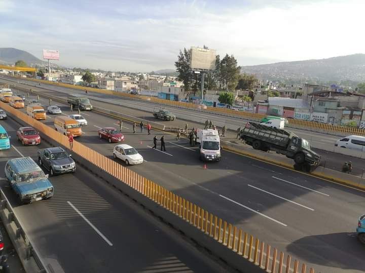 #Cuatro soldados heridos al chocar camión militar en la pista México - Puebla: SSC