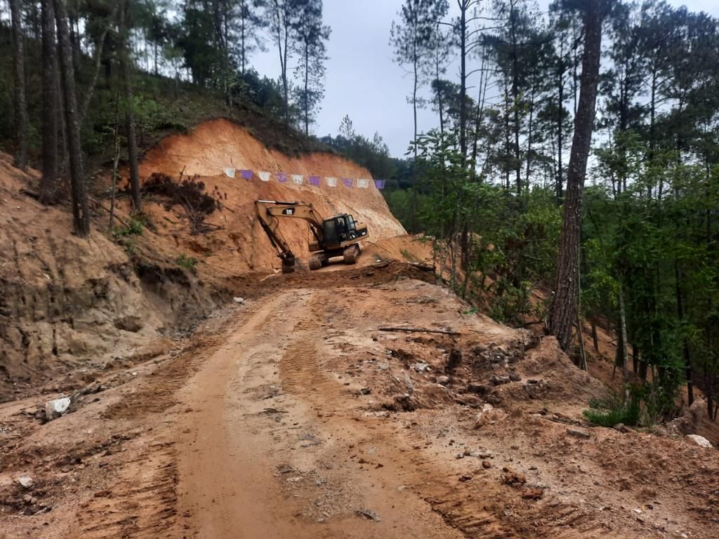 Restablecen circulación vehicular tras derrumbe de cerro por lluvias en Cochoapa el Grande
