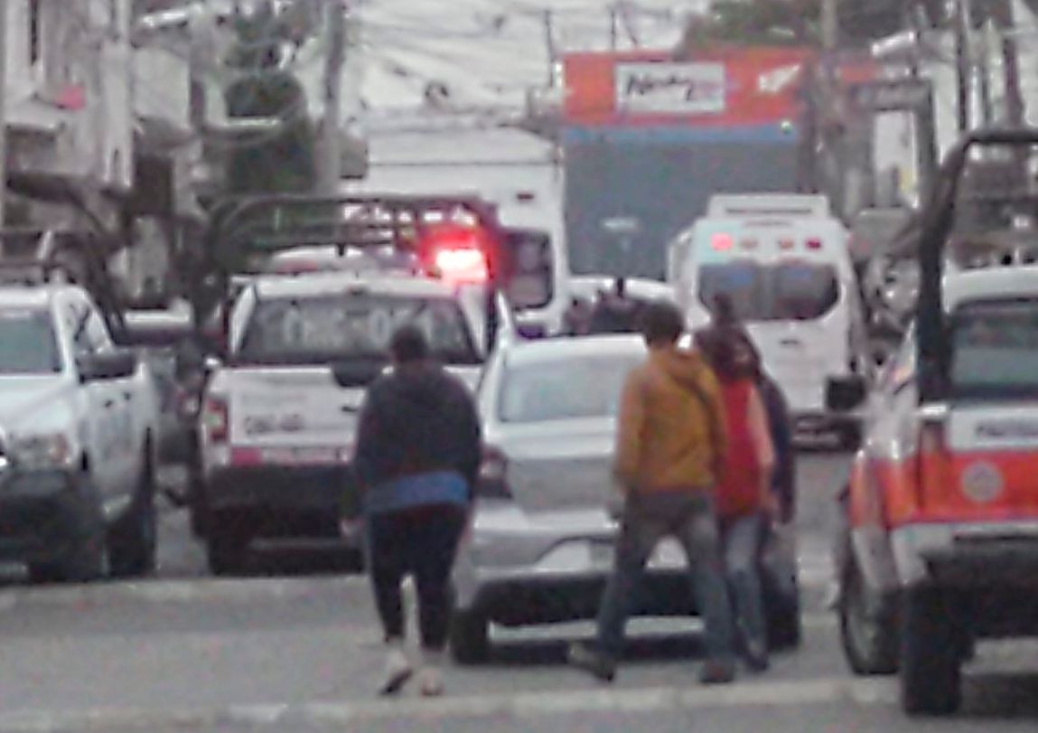 Ejecutan a balazos a conductor en calles del centro de chicoloapan