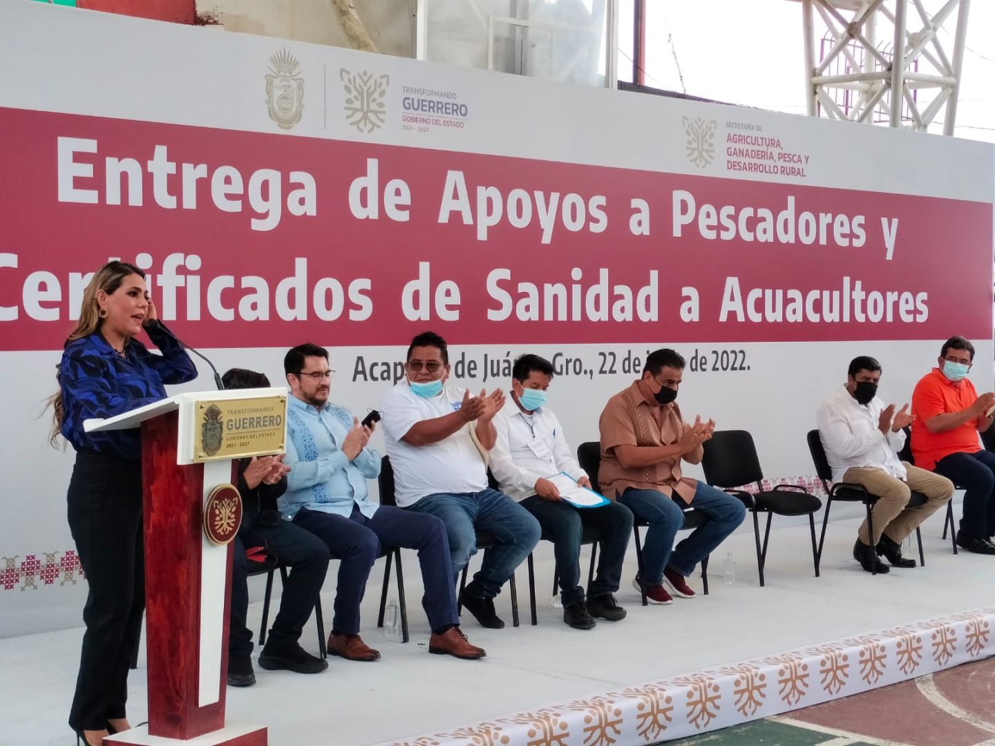 Entrega Evelyn Salgado apoyos a buzos y pescadores 