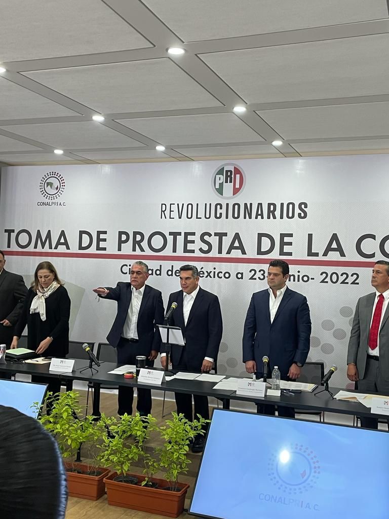 Hugo Contreras nuevo presidente de los diputados locales priistas del país 