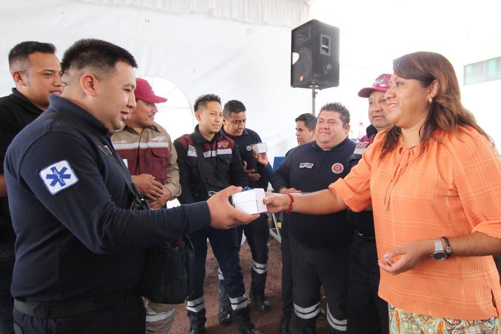 La alcalde Xóchitl Flores Felicita Jiménez a los Paramédicos en su día