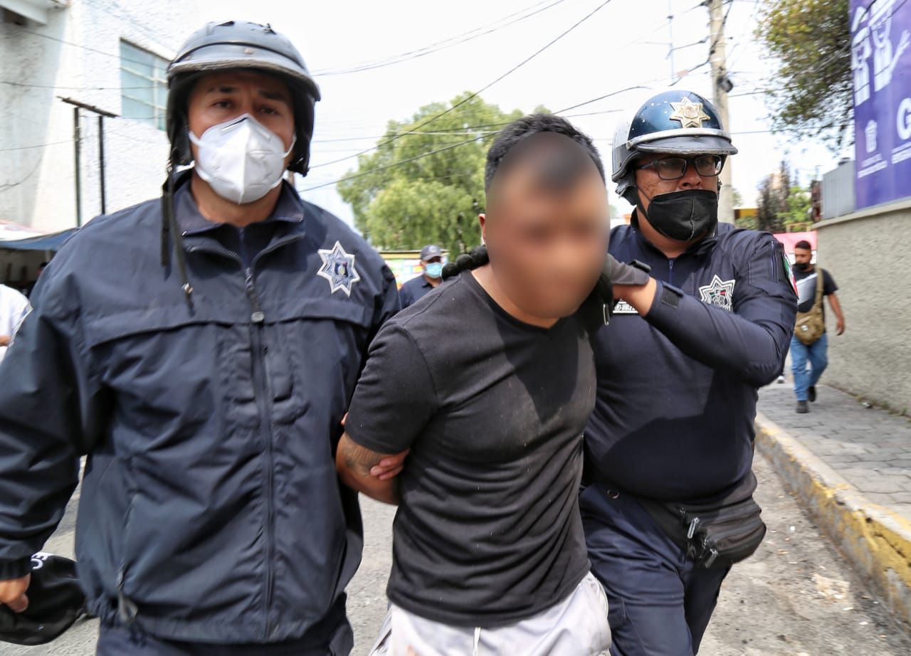 Policías de Ecatepec detienen a presunto asaltante que disparó a bordo de una unidad de transporte público