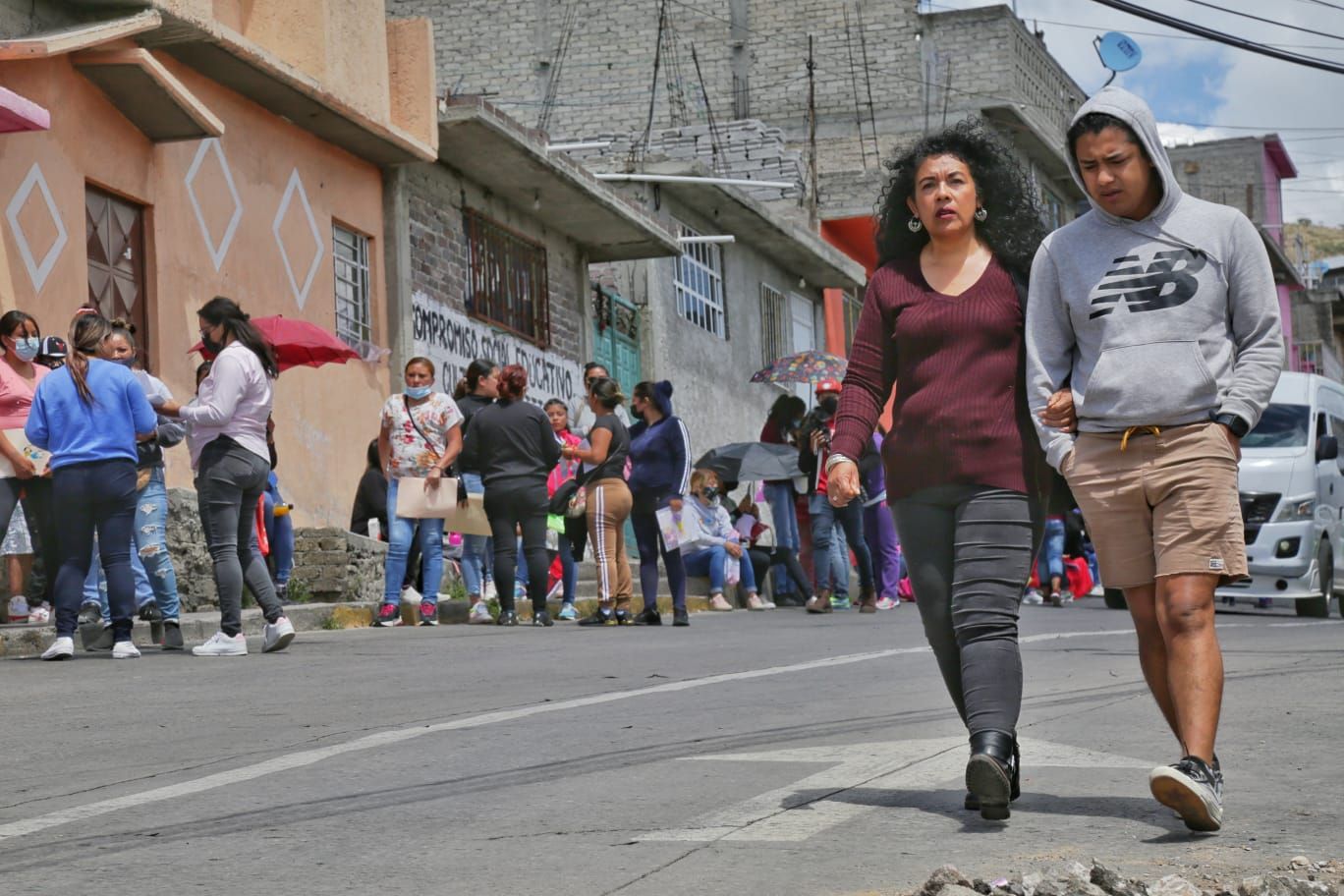 Miles de madres y padres solteros de Ecatepec acuden a registrarse para recibir tarjeta La Valedora