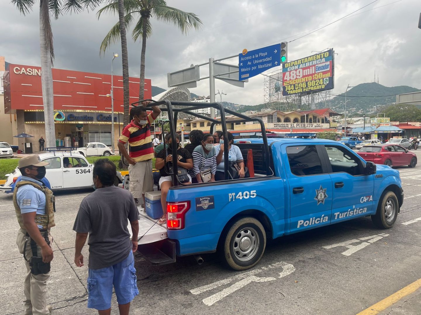Elementos de la SSP de Acapulco, brindan ayuda a la ciudadanía