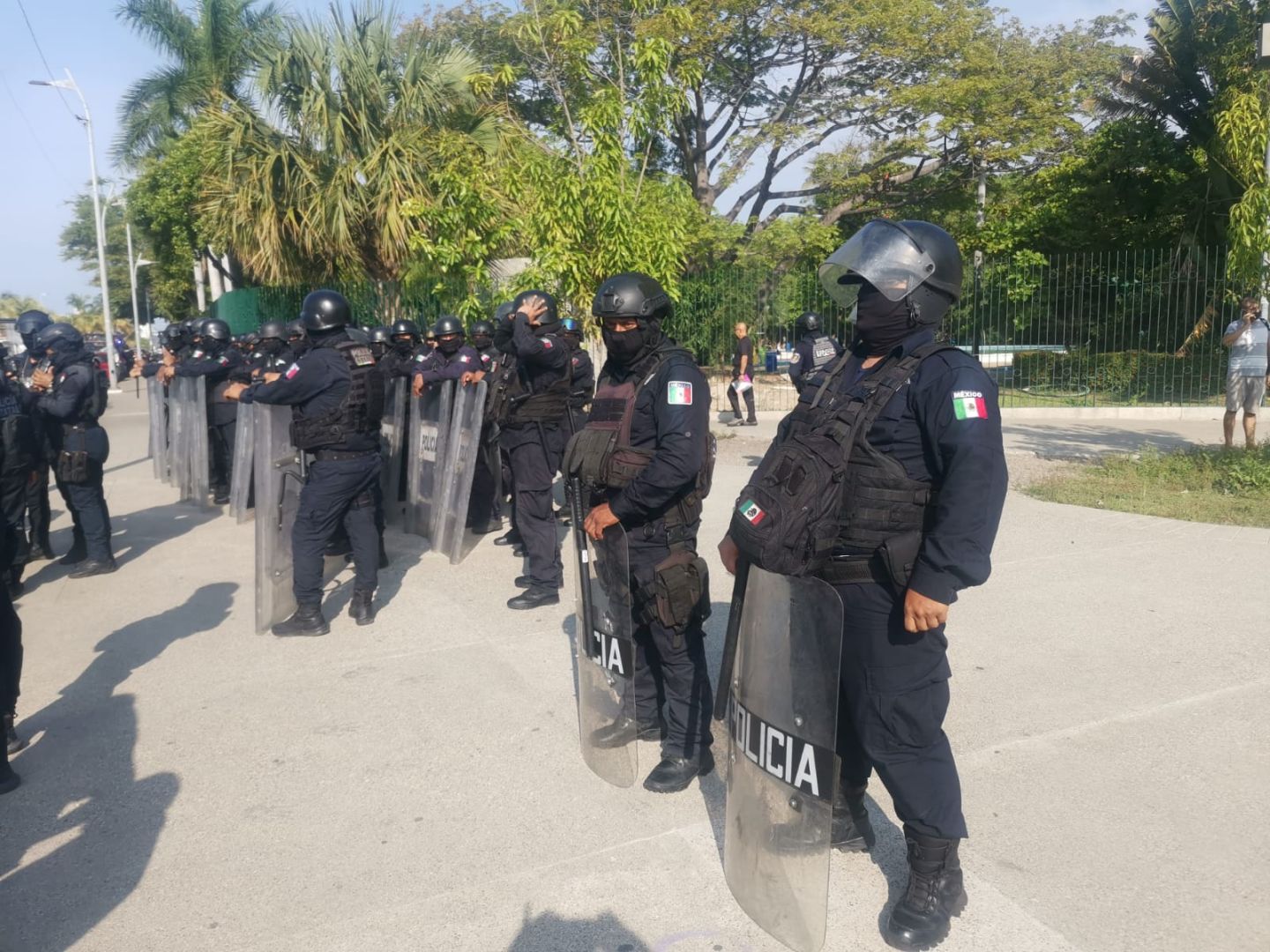 Desalojan a comerciantes que intentaron bloquear el Asta Bandera en Acapulco