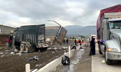 En dos accidentes distintos, camioneta vuelca y tráiler se queda sin frenos en la México-Puebla, se reporta hasta ahorita un lesionado
