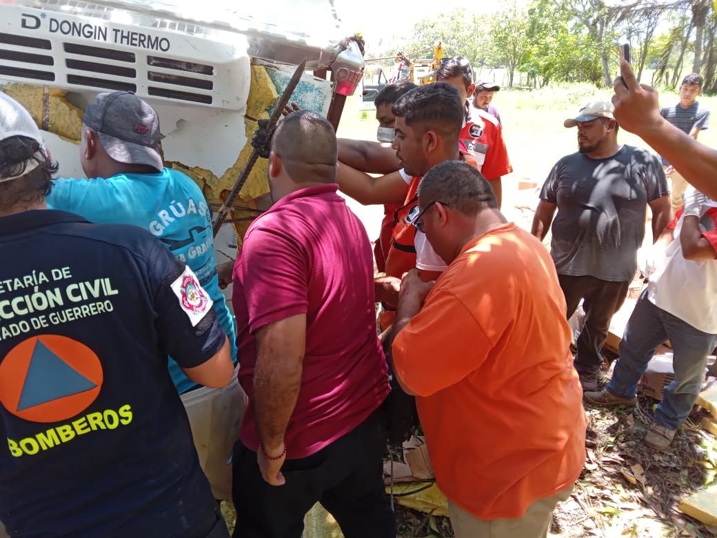 Dos jóvenes de Zihuatanejo sufren accidente carretero cerca de San Jerónimo 