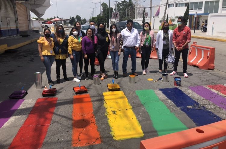 Pintan Señalamientos con los colores LGBT en Chiconcuac 