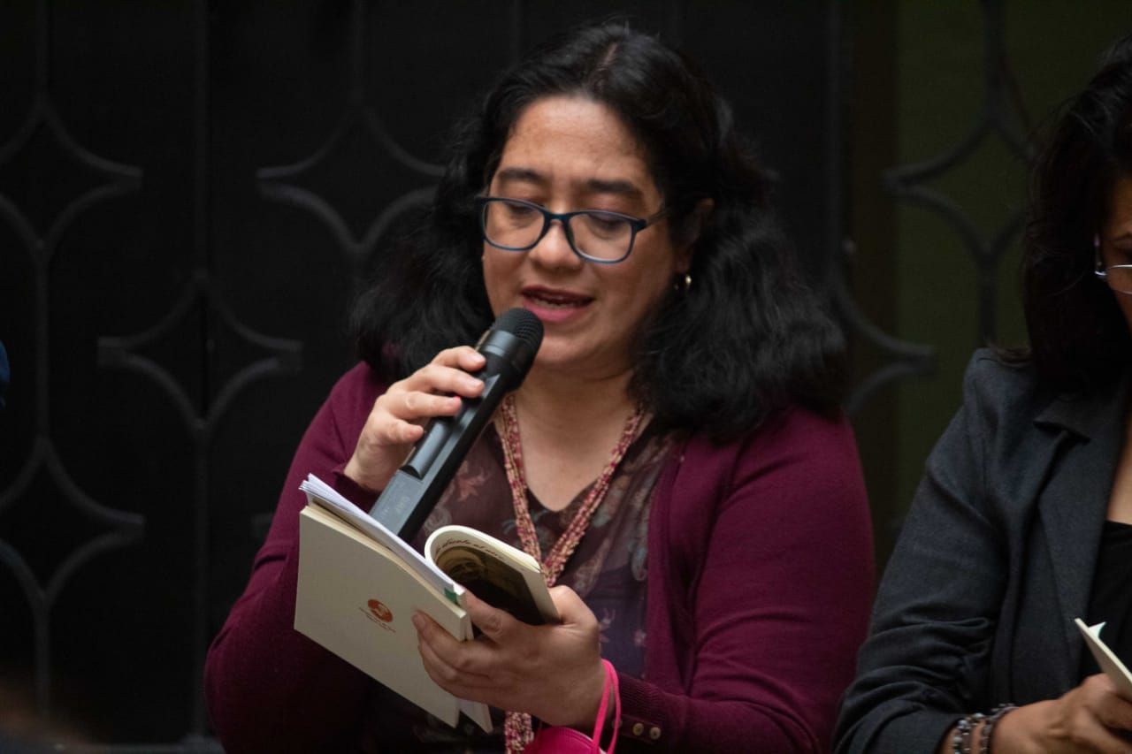 Recuerdan a Dolores Castro con
el libro ’Algo le Duele al Aire’.