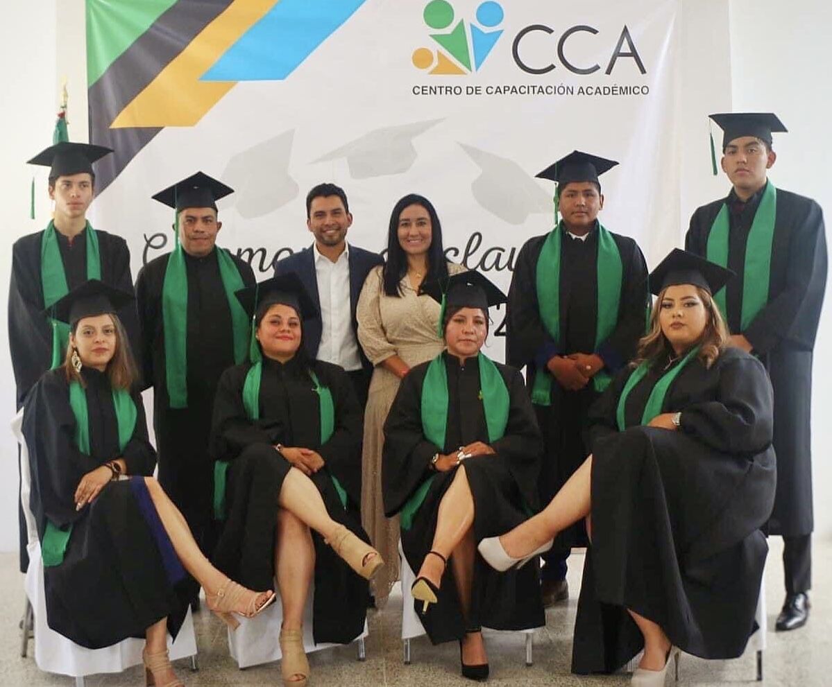 Entrega Karla Almazán Certificados de Preparatoria a la Primer Generación del CCA en Texcoco