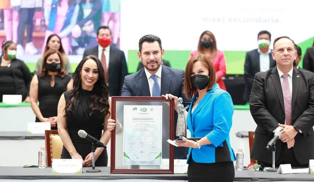 Israel Felix entrega reconocimientos al mérito ciudadano y a docentes por su contribución al municipio 