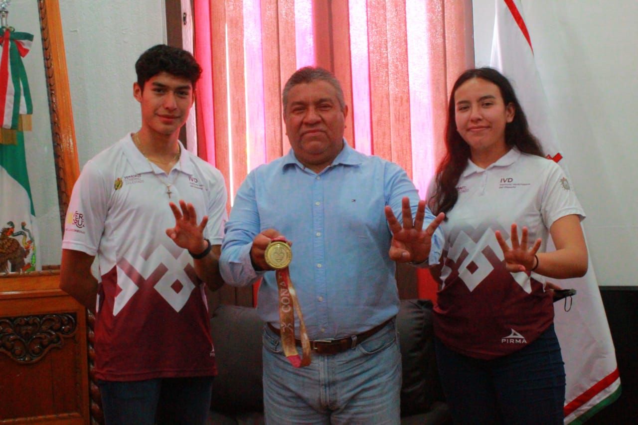 Taekwondistas campeones visitan al alcalde Héctor Rodríguez
