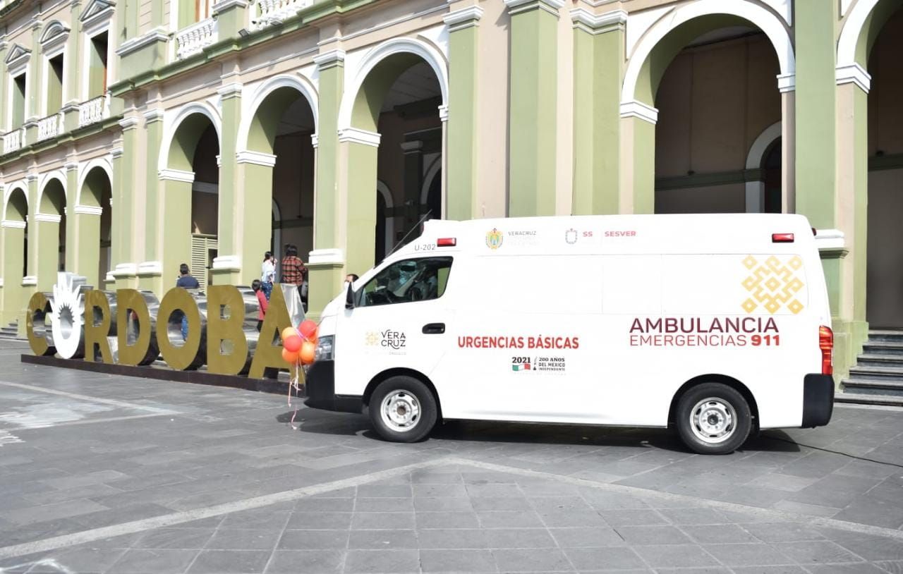 Entrega Presidente Juan Martínez ambulancia a Hospital General Córdoba en comodato